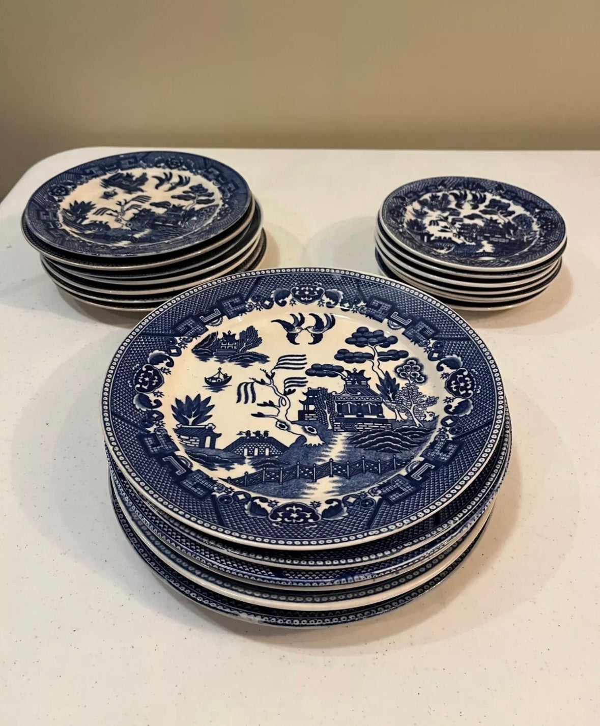Blue Willow Plate Set