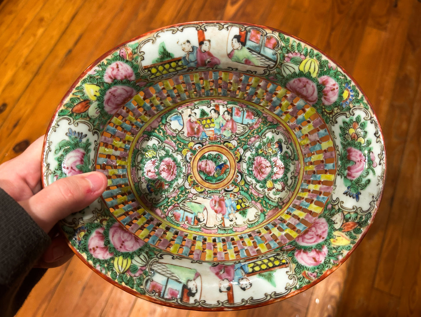 Reticulated Rose Famille Basket (READ DESCRIPTION)