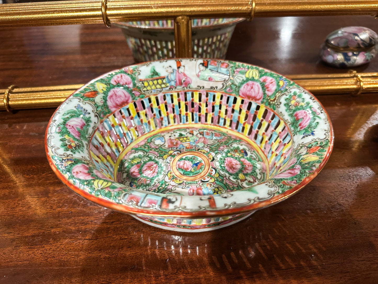 Reticulated Rose Famille Basket (READ DESCRIPTION)