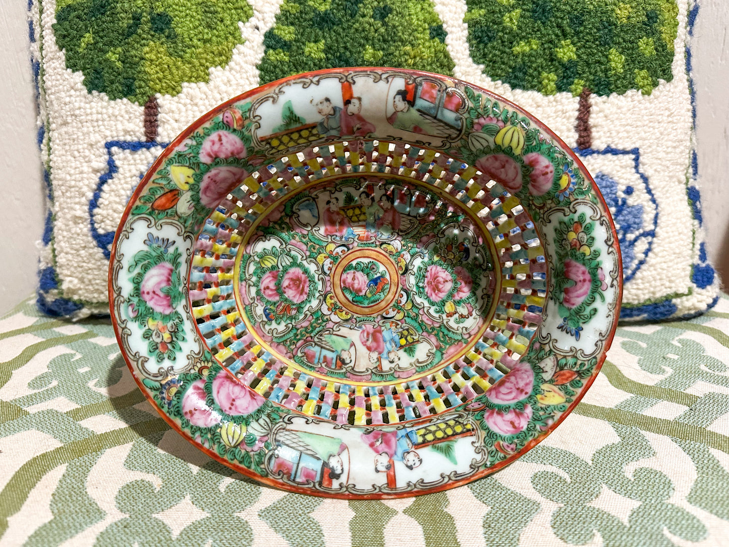 Reticulated Rose Famille Basket (READ DESCRIPTION)